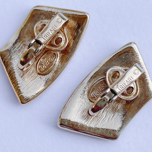 VTG Signed Trifari Clip On Earrings Black Enamel Gold Tone 1980s Geometric Style - Picture 6 of 10